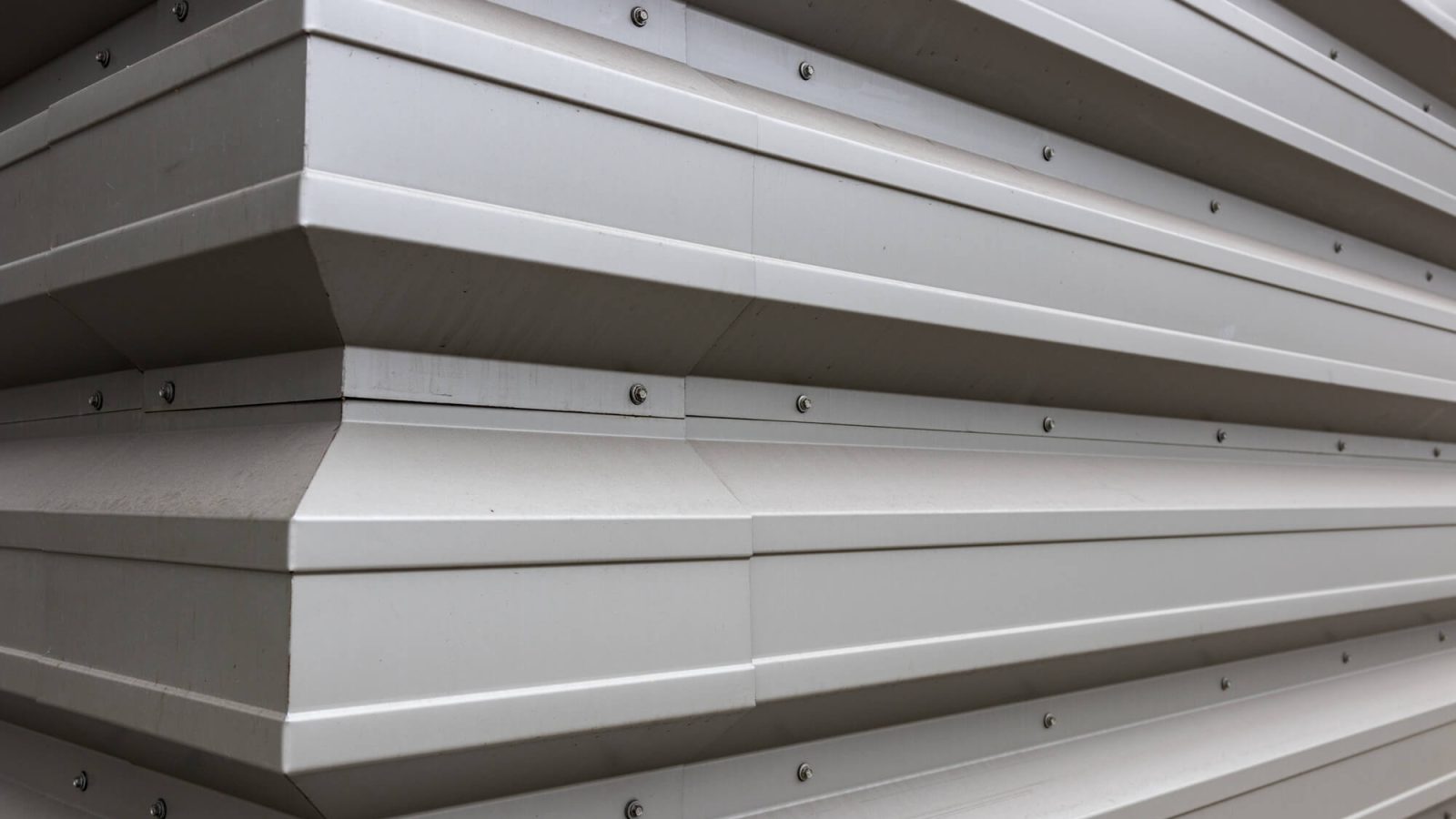 aluminum siding corner with sheet metal screws
